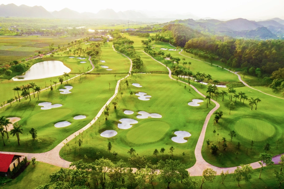 Điểm đến du lịch nghỉ dưỡng với sân golf đẳng cấp tại Ninh Bình