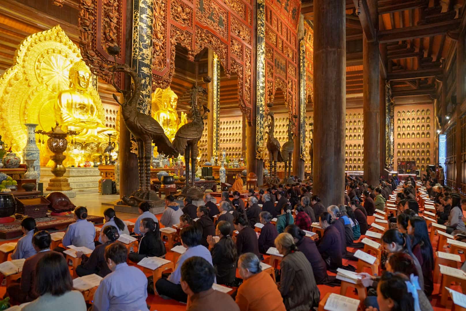 Ngày Rằm Là Gì? Phật Tử Làm Gì Trong Ngày Rằm và Các Khóa Lễ Tâm Linh Tại Chùa Bái Đính